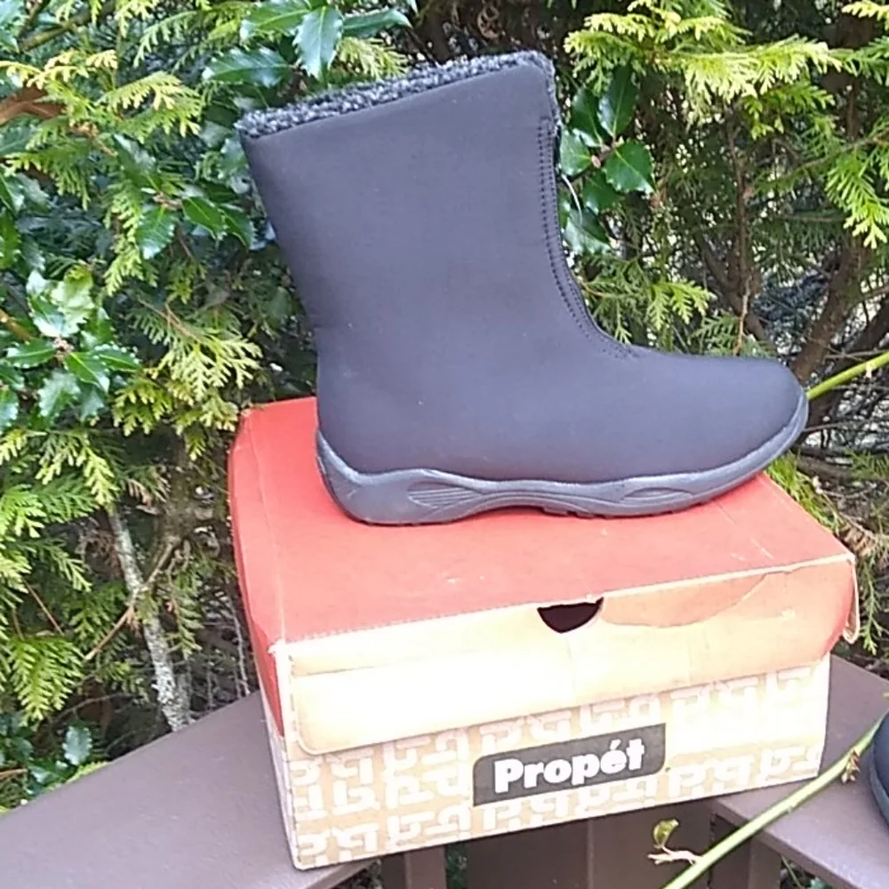 NWB - Propet Madison Mid Zip